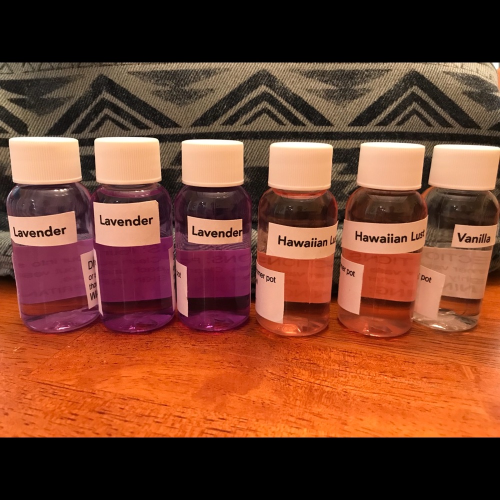 Potpourri liquid!! I am selling 6 of them for $10.